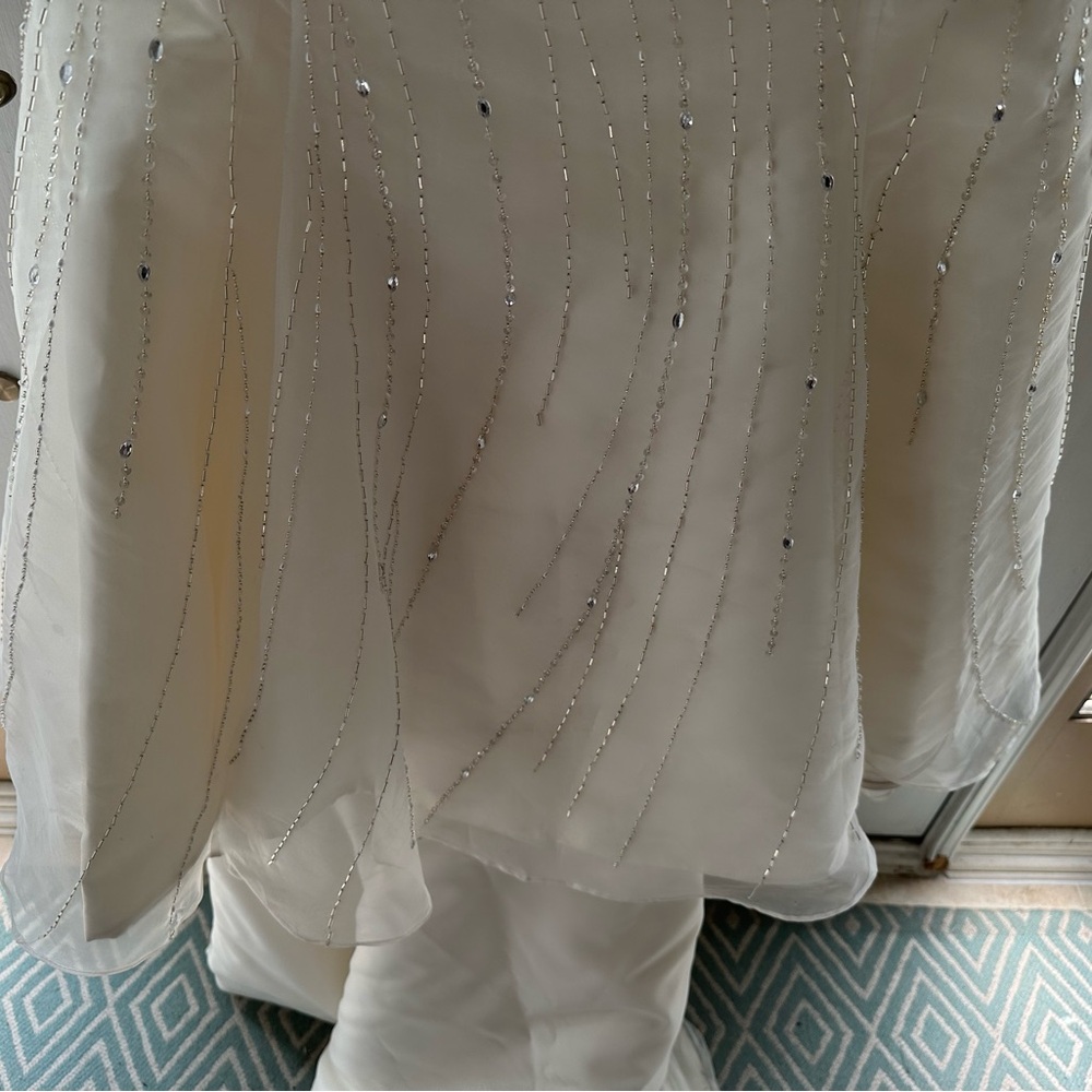 Elegant beaded ivory Wedding Dress with train - Picture 3 of 16